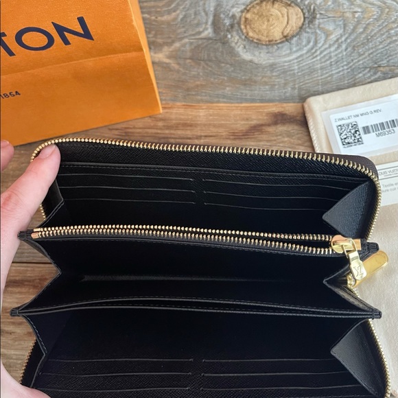 LOUIS VUITTON ZIPPY- Giant Monogram Reverse - Picture 7 of 9